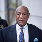 Norristown (United States), 24/09/2018.- (FILE) - US entertainer Bill Cosby (R) arrives for sentencing at the Montgomery County Courthouse in Norristown, Pennsylvania, USA, 24 September 2018 (reissued 30 June 2021). The Pennsylvania Supreme Court on 30 June 2021 overturned the conviction of Bill Cosby on sex assault charges. Cosby was found guilty on three counts including Aggravated Sexual Assault. (Estados Unidos) EFE/EPA/TRACIE VAN AUKEN *** Local Caption *** 54649388
