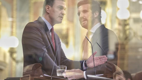 Montaje del líder del PP, Pablo Casado (d), y el presidente del Gobierno, Pedro Sánchez, en una sesión de control al Gobierno