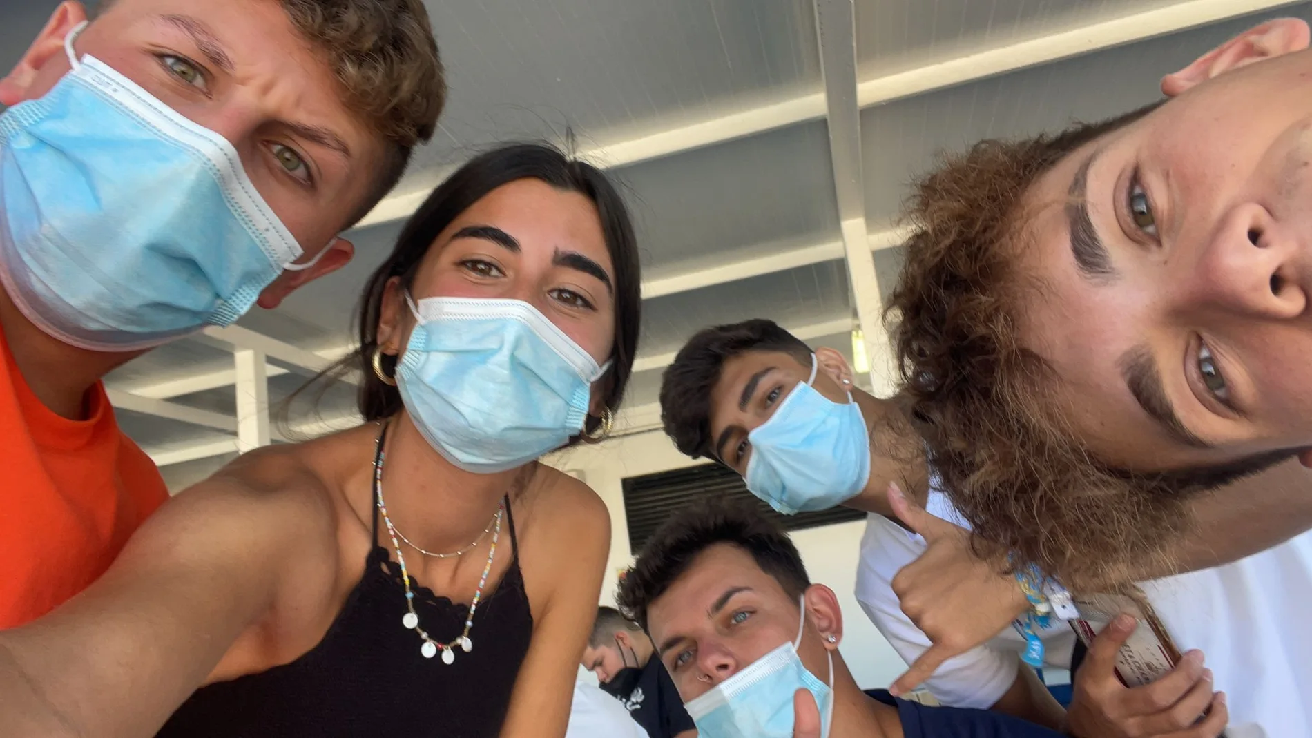 Marta Tarifa y sus amigos en el barco "burbuja" que les trajo a la Península