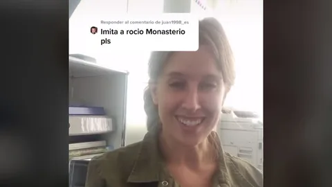 La "tiktoker" durante una de las imitaciones