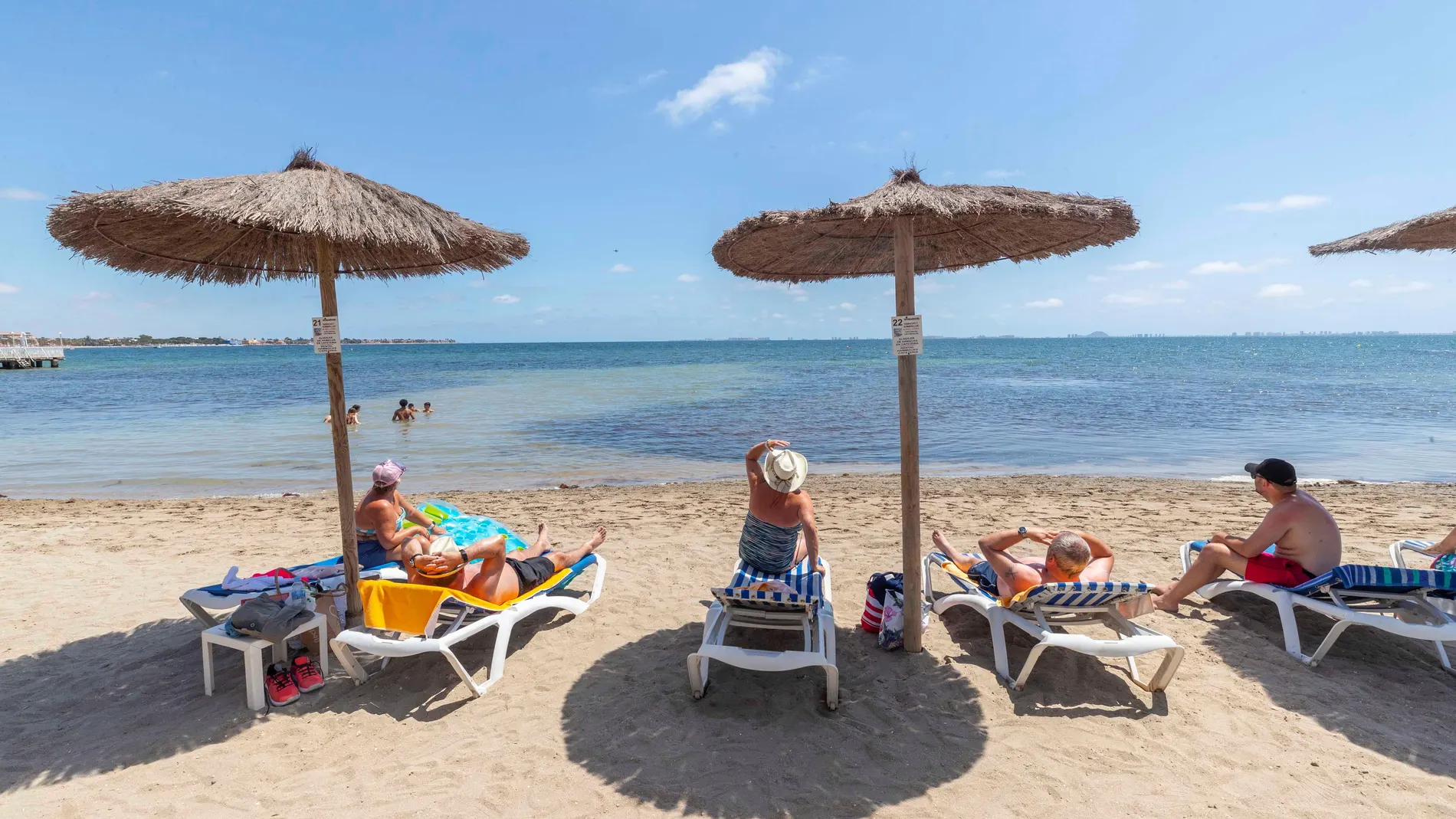 Varias personas toman el sol este jueves en la playa del Mar Menor en Los Alcázares, (Murcia).