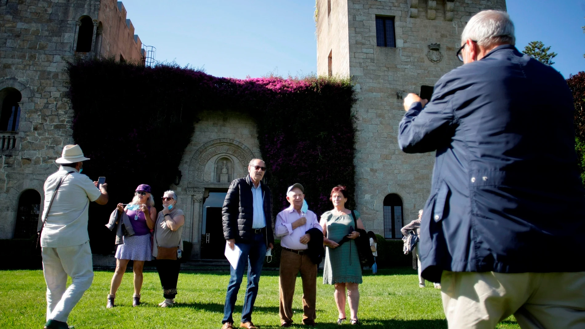 Varias personas se fotografían en la primera jornada en la que los jardines de las Torres de Meirás abrieron sus puertas al público, en julio del año pasado
