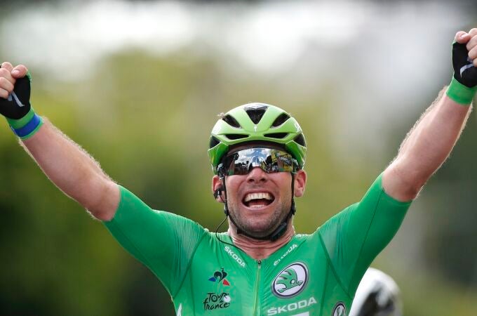 El británico Mark Cavendish celebra su victoria en la sexta etapa del Tour de Francia 2021