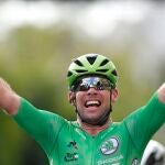 El británico Mark Cavendish celebra su victoria en la sexta etapa del Tour de Francia 2021