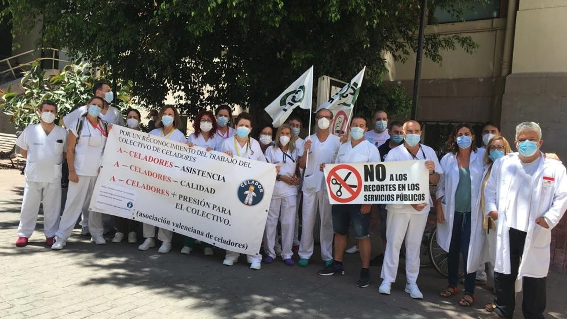 Una protesta ante el Hospital Clínico exige el "refuerzo inmediato" de la plantilla de celadores