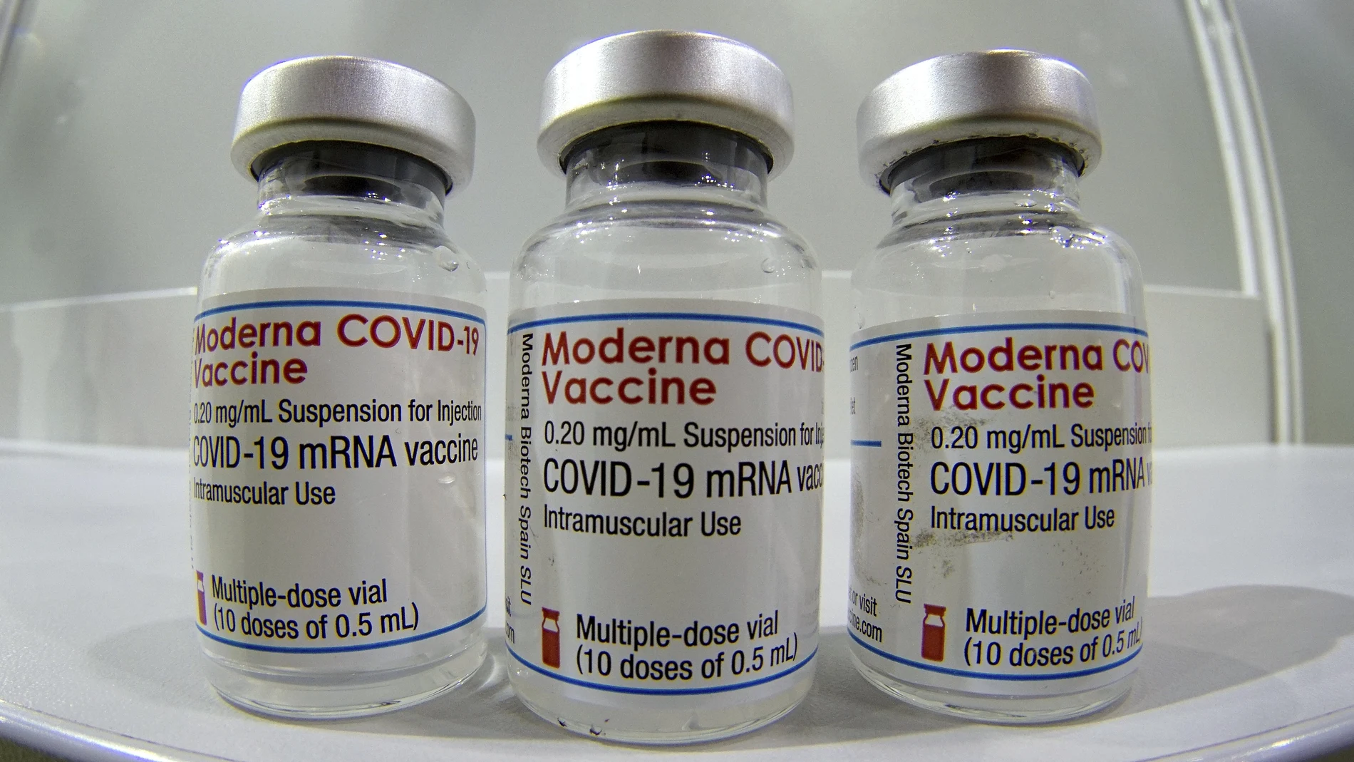 Tres viales de la vacuna de Moderna contra la Covid-19