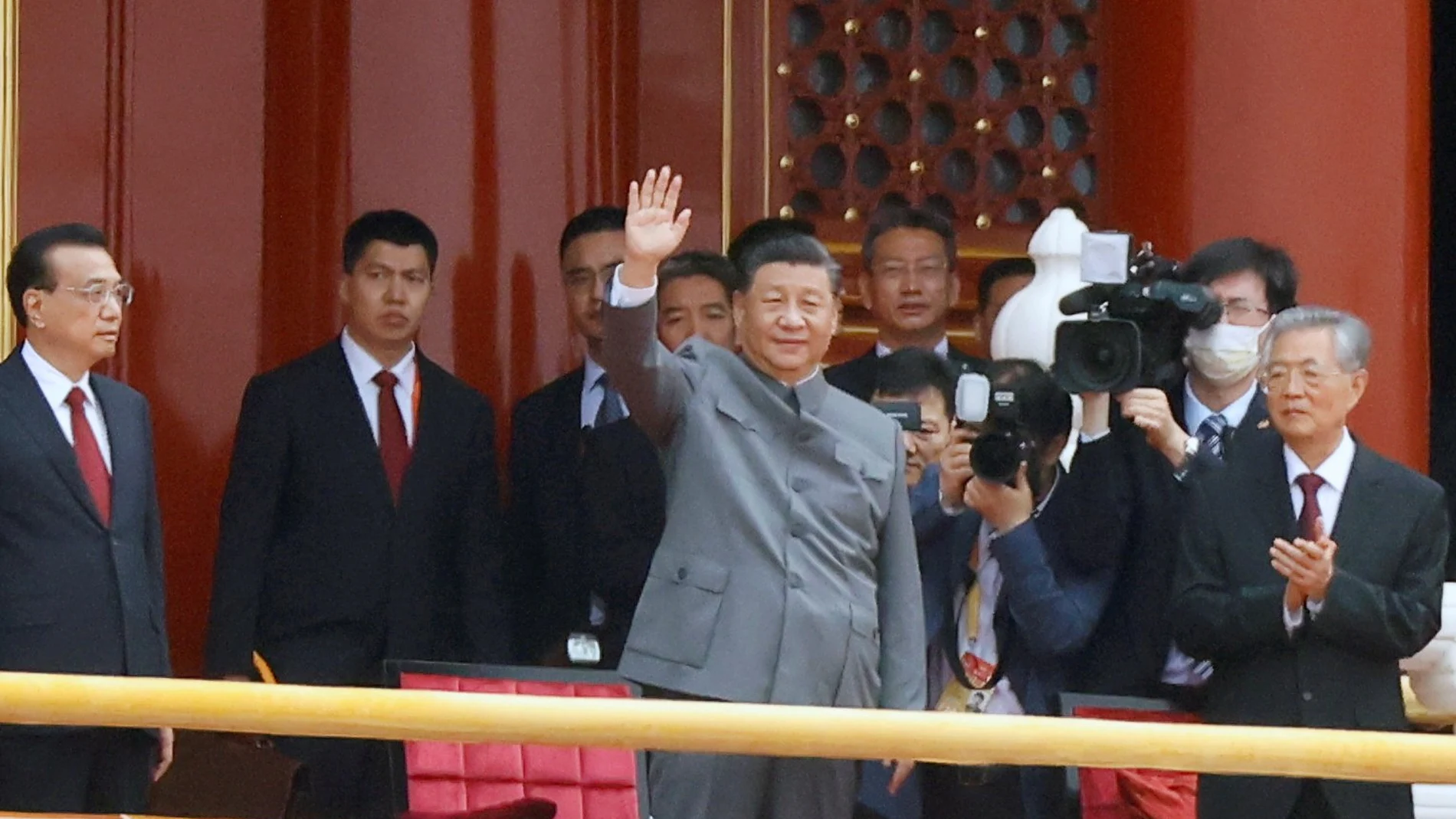 Chinese President Xi Jinping waves next to Premier Li Keqiang and former president Hu Jintao at the end of the event marking the 100th founding anniversary of the Communist Party of China, on Tiananmen Square in Beijing, China July 1, 2021. REUTERS/Carlos Garcia Rawlins TPX IMAGES OF THE DAY