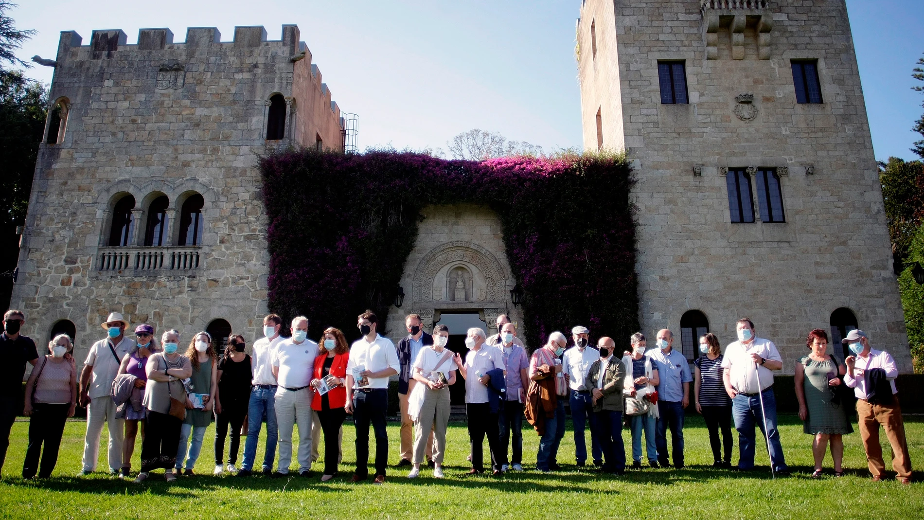 Varias personas posan en la primera jornada en la que los jardines de las Torres de Meirás han abierto sus puertas al público