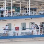 Varios estudiantes, que se encontraban en cuarentena por el macrobrote de covid-19, aguardan a bordo del "barco burbuja" su salida hacia Valencia, este jueves, en el puerto de Palma de Mallorca. EFE/Cati Cladera