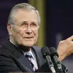 Rumsfeld fue uno de los padres de la estrategia de las guerras relámpago y ataques quirúrgicos para neutralizar al enemigo sin asumir el coste de las botas en el terreno y los caídos en combate. AP