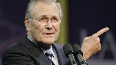 Rumsfeld fue uno de los padres de la estrategia de las guerras relámpago y ataques quirúrgicos para neutralizar al enemigo sin asumir el coste de las botas en el terreno y los caídos en combate. AP