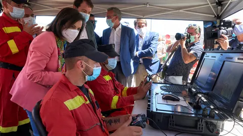 La ministra de Defensa, Margarita Robles (3i), y el presidente de la Junta de Castilla y León, Alfonso Fernández Mañueco (4i, detrás), asisten en Cebreros (Ávila) al ejercicio práctico de la UME