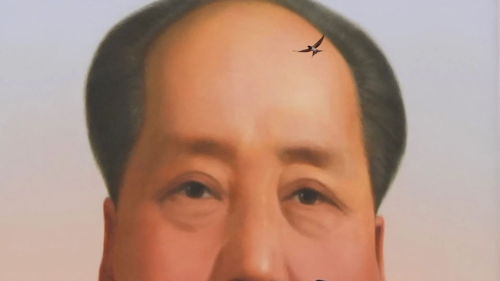 Un pájaro sobrevuela el cartel de Mao Zedong durante la ceremonia del centenario del Partido Comunista Chino