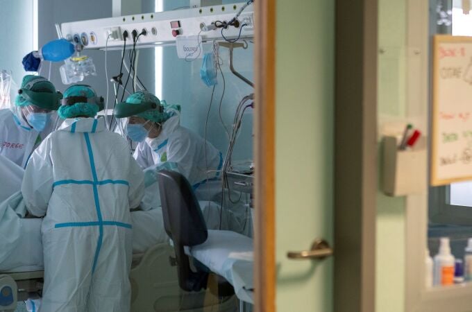 Varios sanitarios atiende a un paciente en la Unidad de Cuidados Intensivos (UCI)