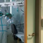 Varios sanitarios atiende a un paciente en la Unidad de Cuidados Intensivos (UCI)