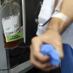 Por la pandemia cayó la donación de sangre y plasma. Ahora, los hospitales se ven obligados a reducir las dosis de los fármacos elaborados con ellos a pacientes con déficit de anticuerpos. Urge donar