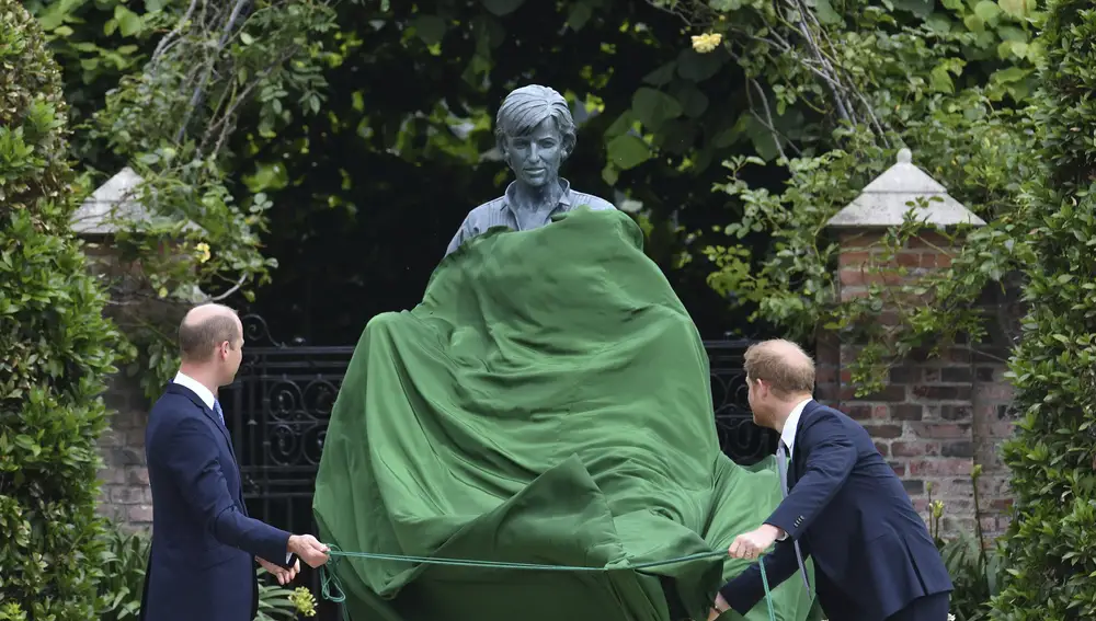 Britain's Prince William, left and Prince Harry unveil a statue they commissioned of their mother Princess Diana, on what woud have been her 60th birthday, in the Sunken Garden at Kensington Palace, London, Thursday July 1, 2021. (Dominic Lipinski /Pool Photo via AP)