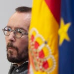 El portavoz de Unidas Podemos en el Congreso, Pablo Echenique, interviene en una rueda de prensa en el Congreso de los Diputados, a 1 de julio de 2021, en Madrid (España).