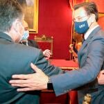 Luis Salvador se despide de varias personas después de firmar su renuncia al cargo como alcalde de Granada. EFE/Pepe Torres
