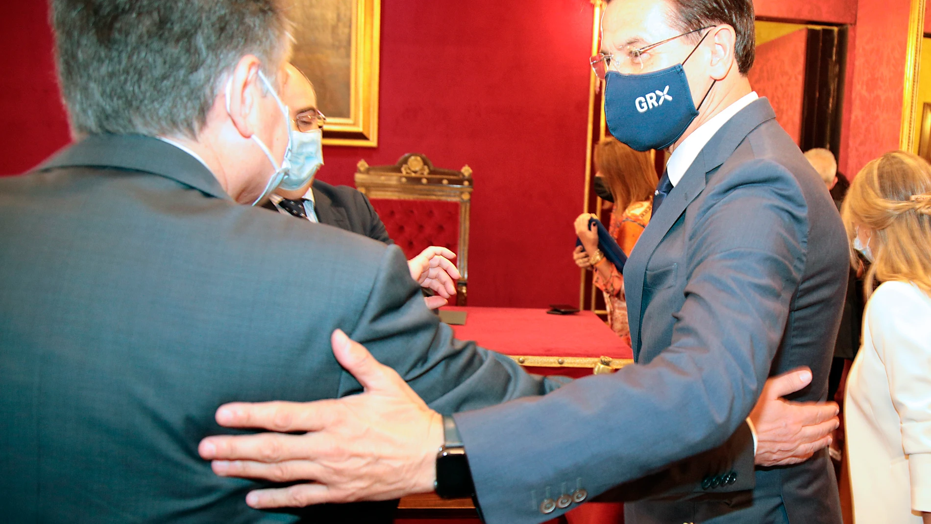 Luis Salvador se despide de varias personas después de firmar su renuncia al cargo como alcalde de Granada. EFE/Pepe Torres