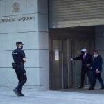 El comisario jubilado José Manuel Villarejo a su llegada a la Audiencia Nacional de Madrid para declarar por la ‘Kitchen’ acompañado por su abogado, Antonio García Cabrera, a 2 de julio de 2021, en Madrid.