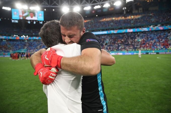 Unai Simón se abraza a Luis Enrique tras clasificarse para semifinales en la EURO 2020