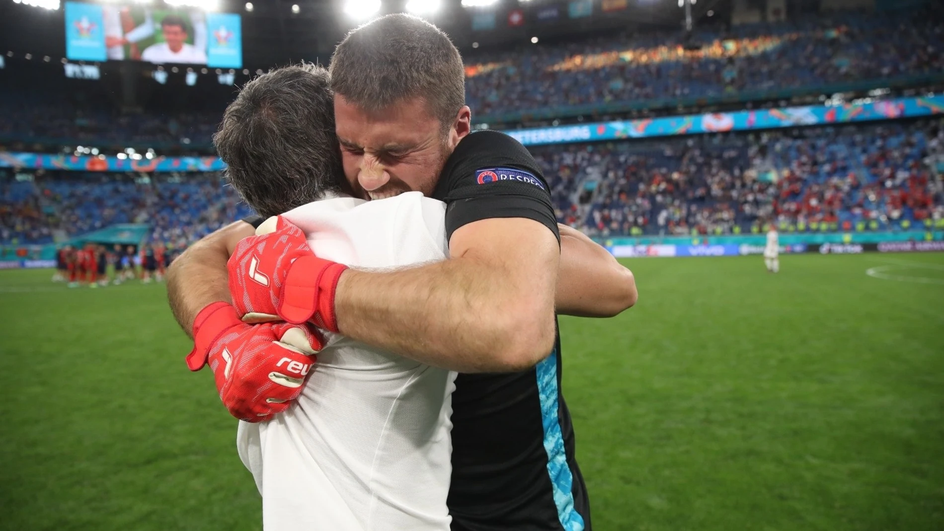 Unai Simón se abraza a Luis Enrique tras clasificarse para semifinales en la EURO 2020