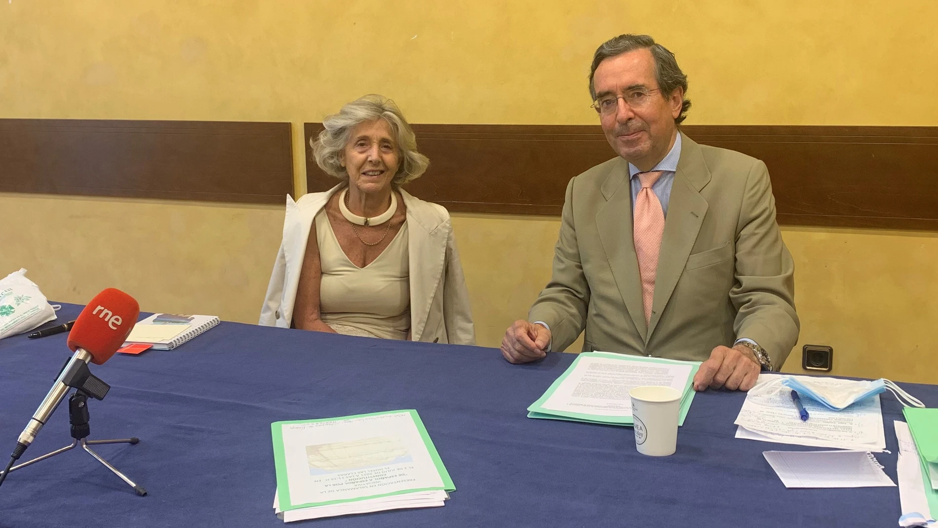 María Jesús Prieto Laffargue y Amalio de Marichalar presentan la iniciativa en Salamanca
