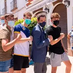 El presidente andaluz, Juanma Moreno, se fotografía con un grupo de jóvenes durante la visita realizada al municipio malagueño de Ardales