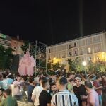Botellón en la plaza Pedro Zerolo de Madrid durante las fiestas del Orgullo 2021