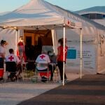 Miembros de la Cruz Roja en el puerto de Motril (Granada)