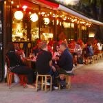 Clientes en la terraza de un restaurante de Estocolmo el pasado julio