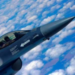 Un avión de combate F16 en una foto de archivo