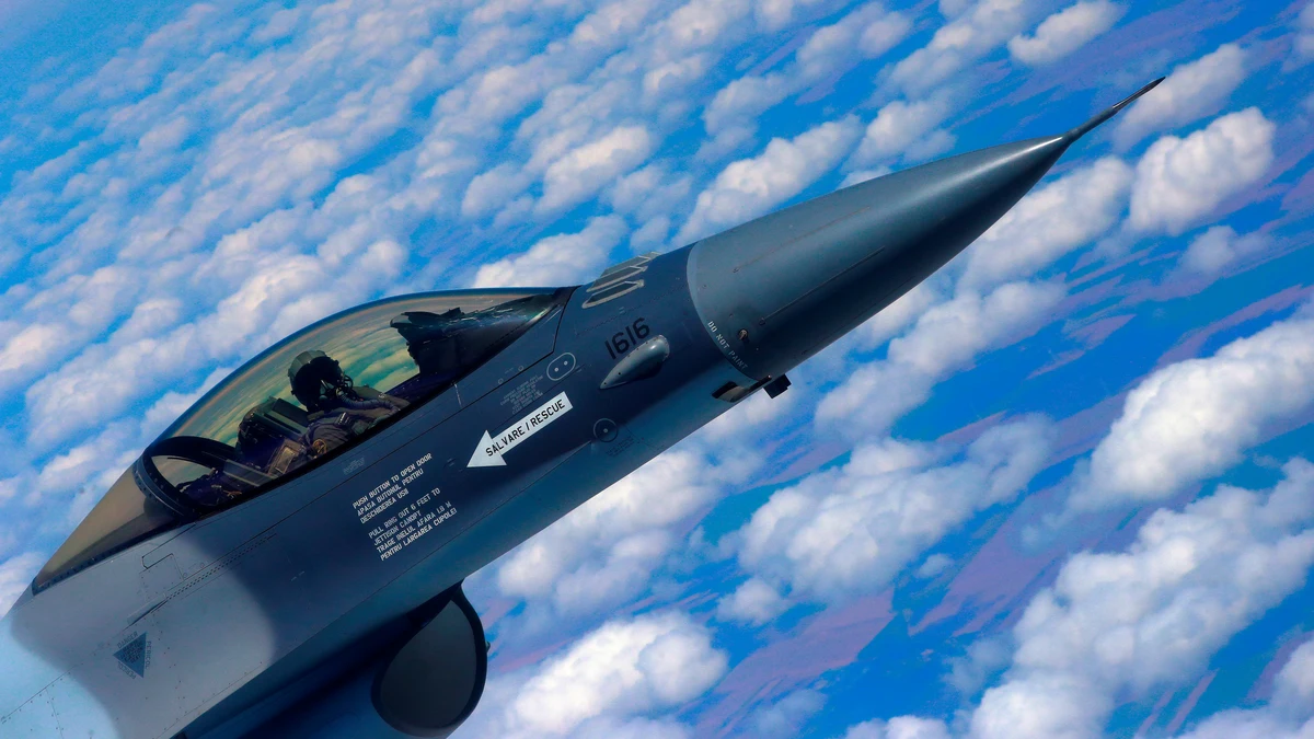 Ya hay fecha para la llegada de los primeros cazas F-16 a Ucrania