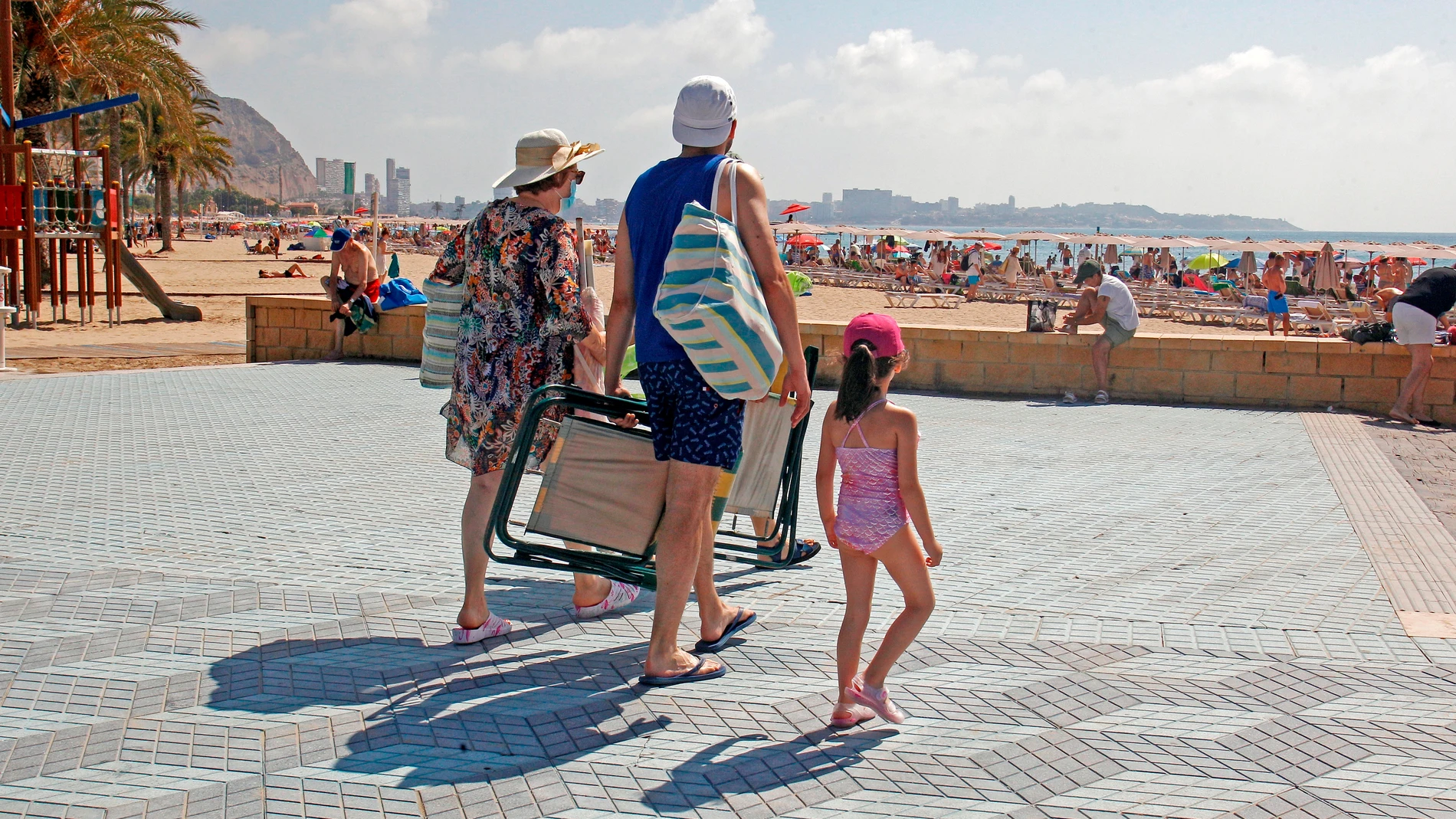 Turistas extranjeros llegan a la playa de El Postiguet de Alicante | Fuente: EFE/Morell