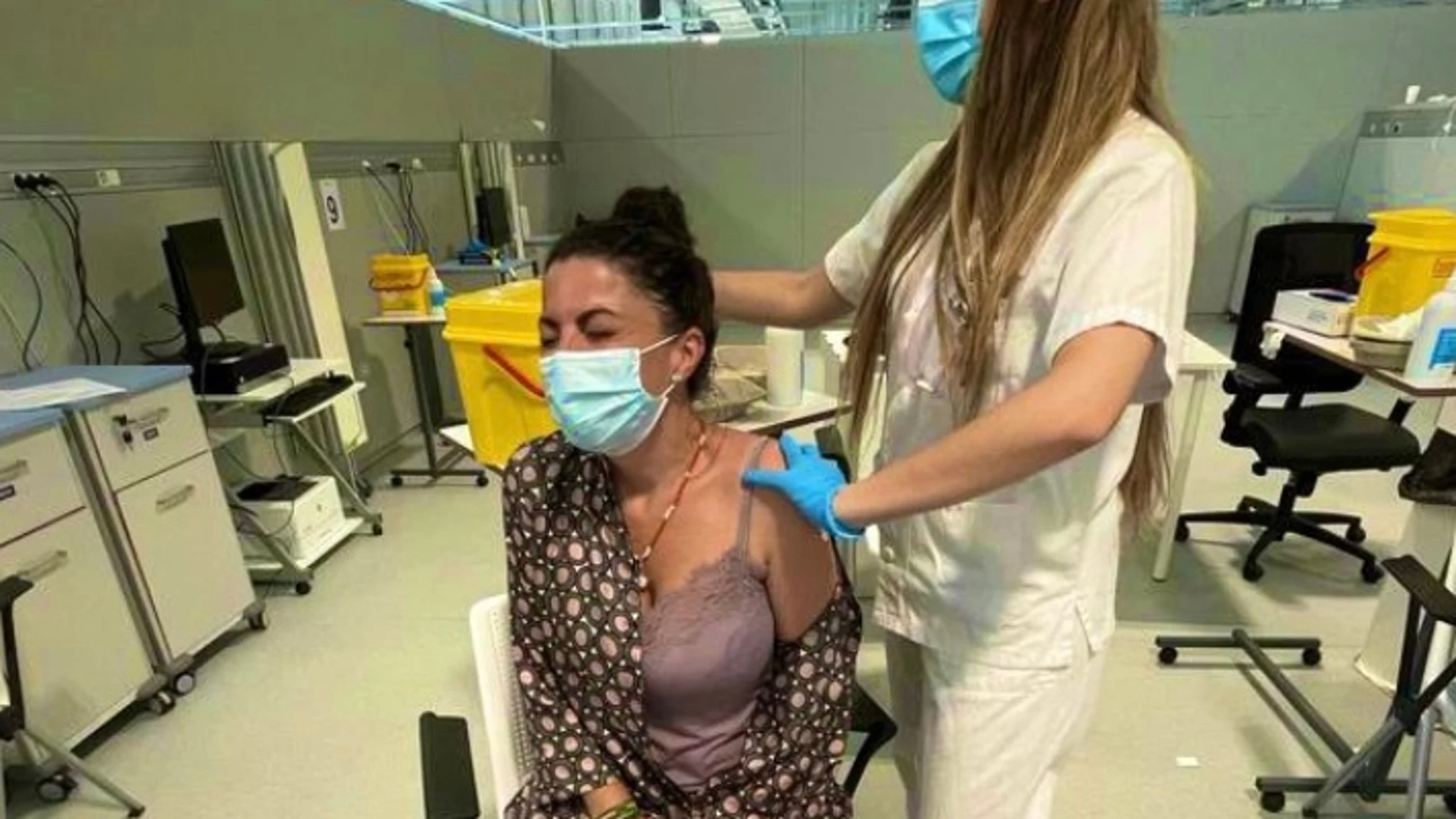 La diputada de Vox, Macarena Olona recibe la primera dosis de la vacuna contra la Covid en el hospital Zendal