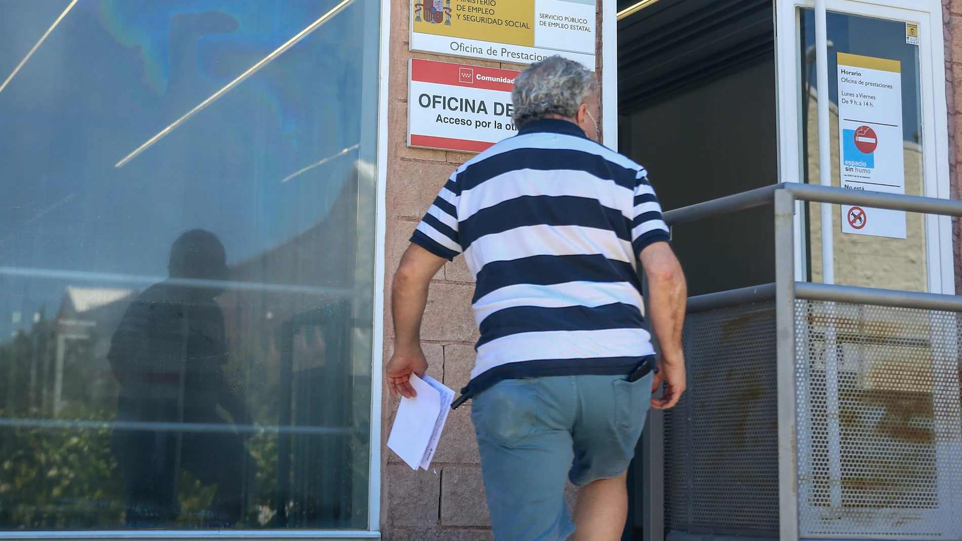 Una persona entra a una oficina del SEPE (antiguo INEM) | Fuente: Ricardo Rubio / Europa Press
