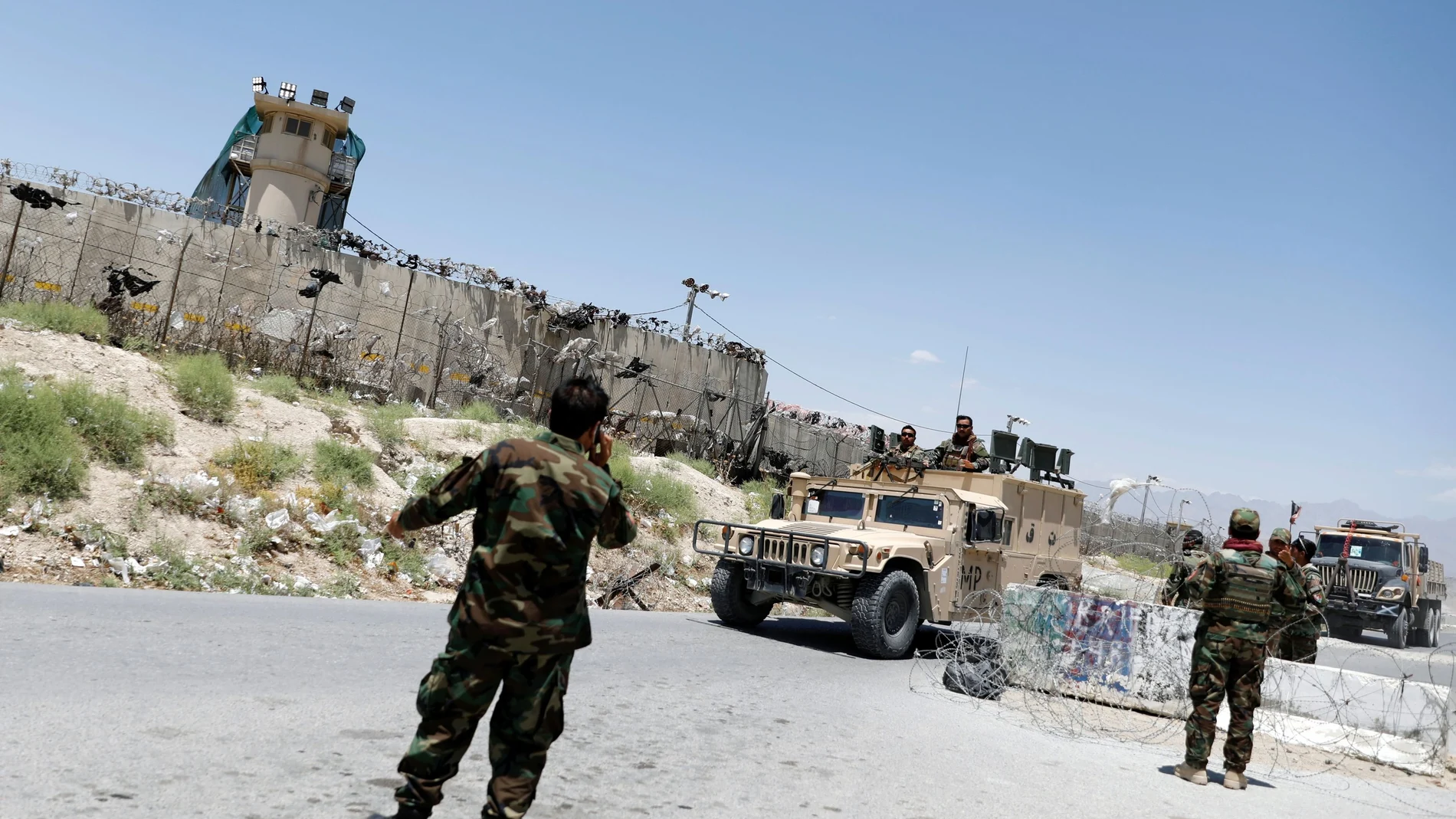 Soldados afganos hacen guardia ayer frente a la base militar estadounidense de Bagram