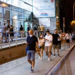 Varias personas acuden al Wizink Center para recibir una dosis de la vacuna de Pfizer