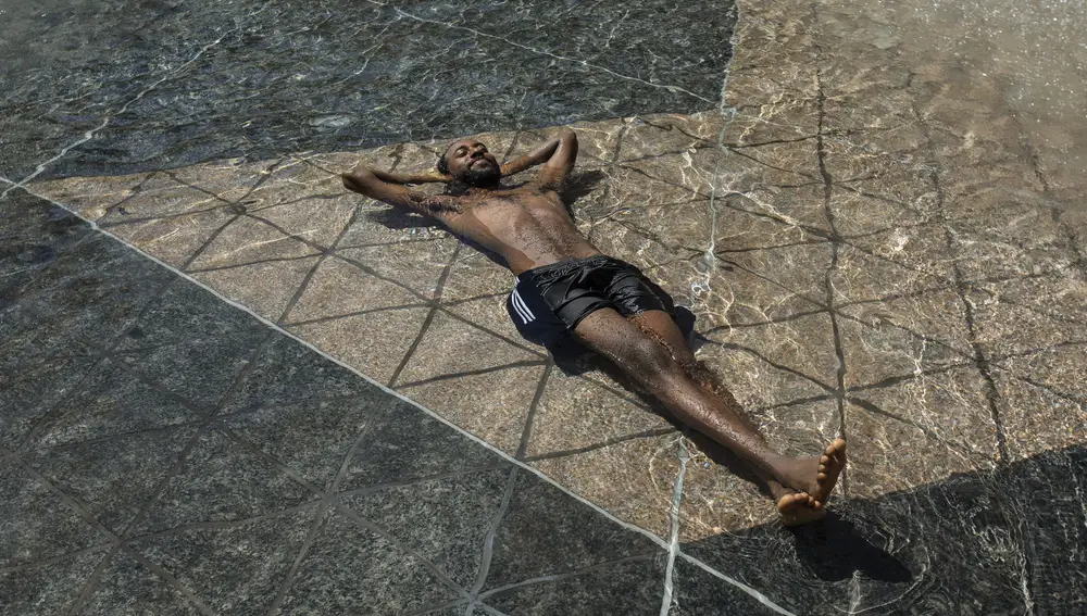 Un hombre se relaja en la &quot;piscina&quot; del Ayuntamiento de Edmonton, en Alberta, a 37º grados