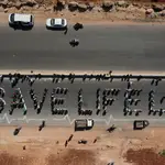 Un dron muestra a activistas y trabajadores sociales así como de ONGs en la frontera de Bab Al-Hawam Idlib, Siria