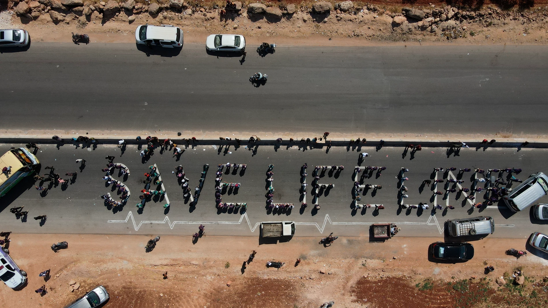 Un dron muestra a activistas y trabajadores sociales así como de ONGs en la frontera de Bab Al-Hawam Idlib, Siria
