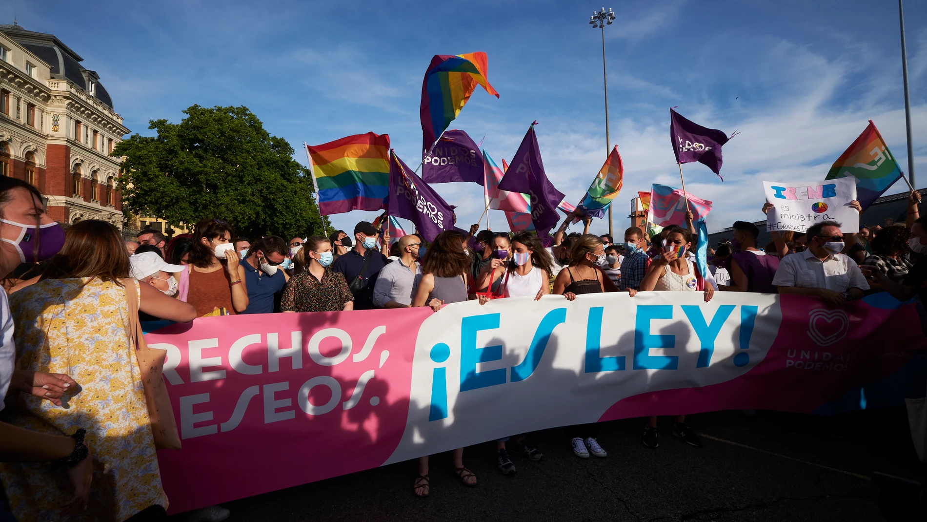 La ministra de Derechos Sociales y Agenda 2030, Ione Belarra, la ministra de Igualdad, Irene Montero, y la vicepresidenta de Trabajo y Economía Social, Yolanda Díaz, durante la manifestación del Orgullo LGTBI, a 3 de julio de 2021, en Madrid (España). La Federación Estatal de Lesbianas, Gais, Trans y Bisexuales, FELGTB, y COGAM, Colectivo LGTB+ de Madrid, activistas LGTBI y AEGAL han sido los encargados de preparar la manifestación que saldrá de la glorieta de Carlos V, en Atocha, y finalizará en la plaza de Colón con la lectura de un manifiesto. Como en todas las celebraciones anteriores, la marcha tendrá un marcado carácter reivindicativo, esta edición especialmente en favor de los derechos de las personas trans, que han conseguido reconocer sus derechos en la primera ley trans española. Este año no habrá carrozas, ni escenarios, según requerimiento del Ayuntamiento de Madrid. La mascarilla será obligatoria, así como mantener la dista