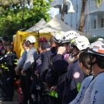 El personal de búsqueda y rescate del edificio colapsado en Surfside, Miami