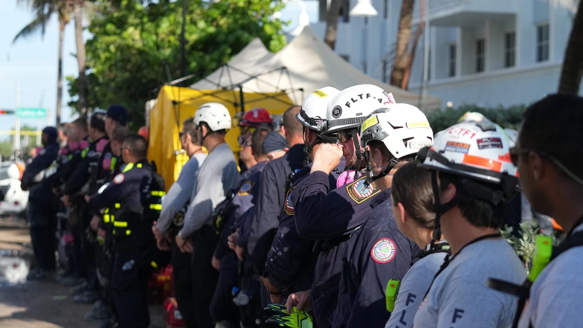 El personal de búsqueda y rescate del edificio colapsado en Surfside, Miami