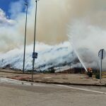 Los Bomberos de Ponferrada trabajan en la extinción de un incendio en una pila de biomasa de Forestalia en Cubillos del Sil