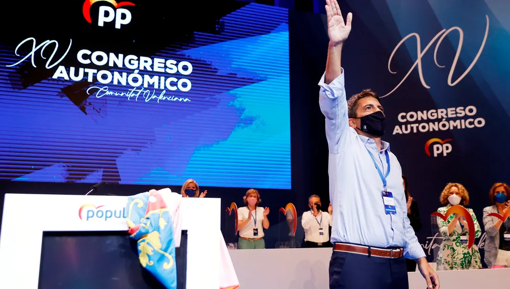 El recién elegido presidente del PP CV, Carlos Mazón, saluda tras su designación durante el décimo quinto Congreso del Partido Popular de la Comunitat Valenciana (PPCV), que elige al presidente del partido para liderar la formación durante los próximos años