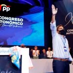 El recién elegido presidente del PP CV, Carlos Mazón, saluda tras su designación durante el décimo quinto Congreso del Partido Popular de la Comunitat Valenciana (PPCV), que elige al presidente del partido para liderar la formación durante los próximos años