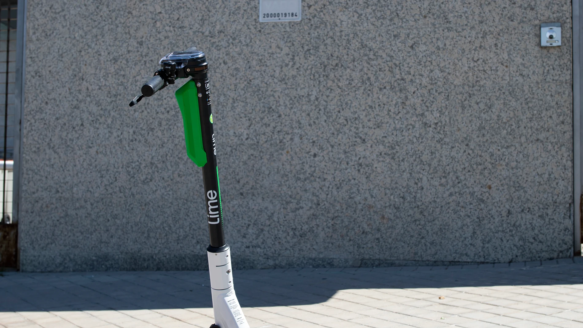 El joven ha resultado herido grave tras caer de su patinete