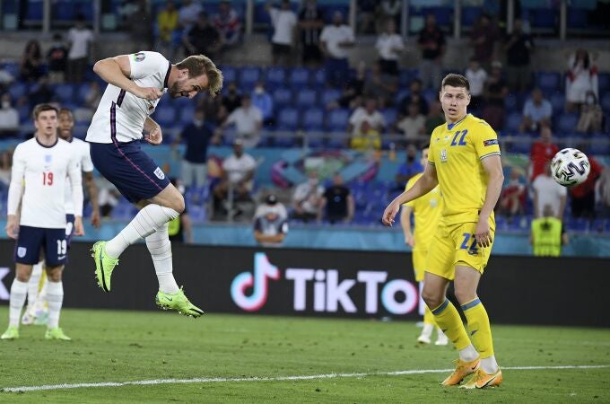 Harry Kane remata de cabeza el segundo gol que le hizo a Ucrania en los cuartos de final de la Eurocopa